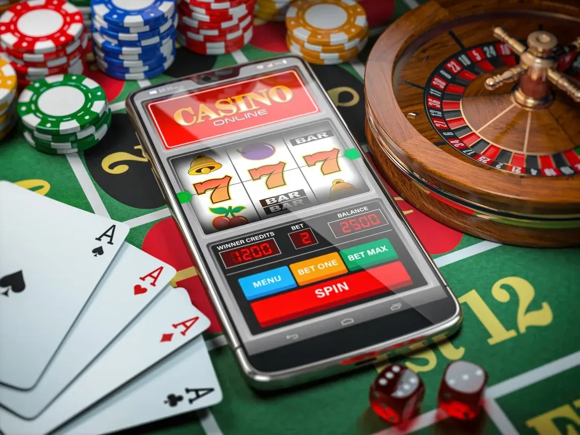 Điện thoại hiển thị trò chơi bên cạnh bàn roulette