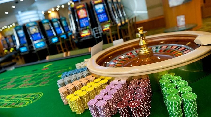 Các chồng chip bên cạnh bàn roulette